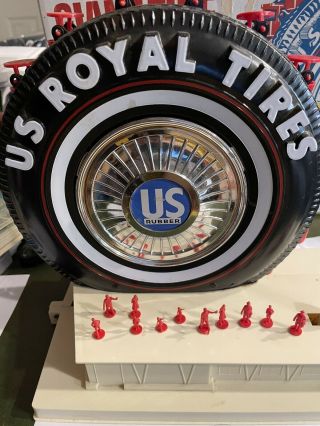 1964/65 N.  Y.  W.  F.  Vintage Ideal US Royal Giant Tire Ferris Wheel.  w.  People 2