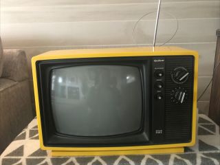 Vintage Mid Century 1977 Yellow Quasar B&w Television Tv Xp3222py