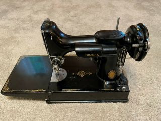 1953 Vintage Singer Featherweight with case and accessories 4