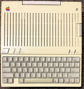 Apple Iic Computer A2s4000 Vintage 2c With Keyboard,  Monitor And Power Cord