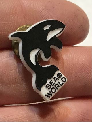 Vintage Sea World Orca Killer Whale Plastic Pin Pinback P321