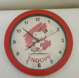 Vintage Wellgain Peanuts Snoopy United Feature Syndicate Red Clock