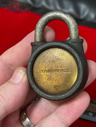 Small Round 724 Old Vintage Antique Yale & Towne Padlock Lock - No Key