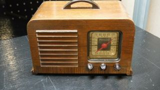 1940 Philco Model 40 - 120 Small Wooden Table Radio With Handle