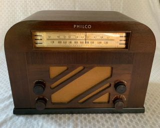 Philco 40 - 130 Vintage Tube Radio In Good