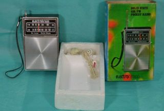 Vntg Electrobbrand Deluxe Am/fm 825 Solid - State Transistor Pocket Radio -
