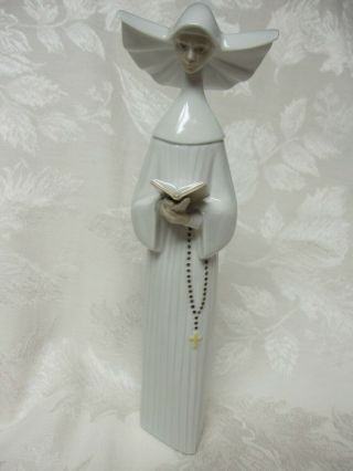 Lladro " Prayerful Moment " White 5500 Nun Figurine