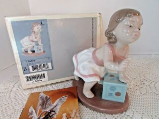 Lladro Figurine My First Step Girl With Toy Block 06428 5.  75 " H Spain Boxed 1996