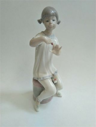 Lladro Porcelain Figurine Girl Painting Nails 7.  5 " Tall