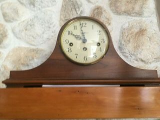 Vintage Howard Miller Oak Wood Mantle Clock 2 Jewels 340 - 020 Western Germany