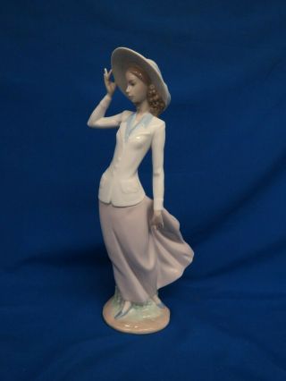 Lladro 5682 Breezy Afternoons Woman Holding Hat Figurine Exc