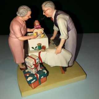 Norman Rockwell,  The American Family " Wrapping Christmas Presents " Figurine