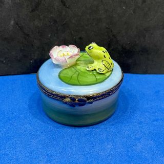 Limoges France Peint Main Frog On A Lily Pad Trinket Box