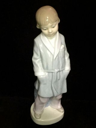Lladro Nino Batin Figurine,  4900,  Boy In Pajama Robe,  High Gloss Retired 8.  25 "