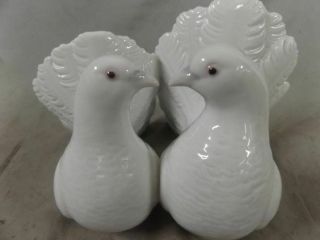 Lladro 1169 Kissing Couple Doves