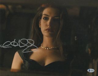 Anne Hathaway Signed The Dark Knight Rises Autograph 11x14 Photo Beckett Bas 8