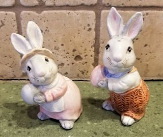 Fitz And Floyd 1990 Bunny Hollow Salt & Pepper Shaker Set Rabbits Holding Egg