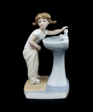 Lladro Porcelain Figurine 4838 " Up Time " Girl Sink C2043