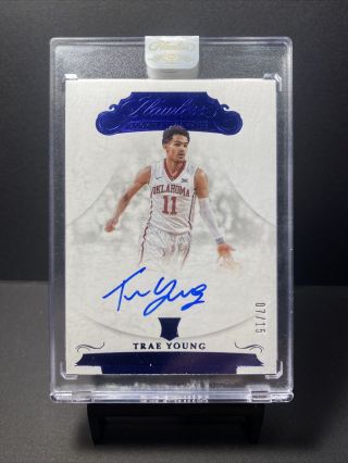2018 - 19 Flawless Collegiate Trae Young 7/15 Sapphire Rookie On - Card Auto