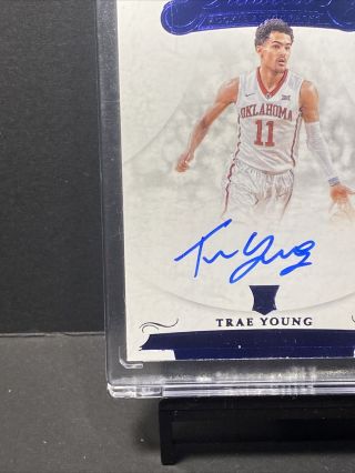 2018 - 19 Flawless Collegiate TRAE YOUNG 7/15 Sapphire Rookie On - Card Auto 6