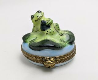 Limoges France Peint Main Frog Sitting On A Lily Pad Trinket Box