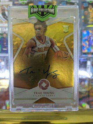 2018 - 19 Panini Opulence Trae Young Holo Gold Rc Auto /10 Hawks - See Photos