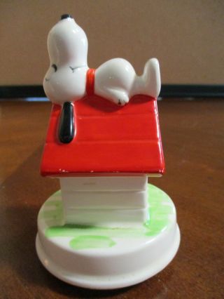 Peanuts 1970 Ceramic Snoopy On Dog House Music Box " It 