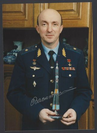 Vladamir Vasyutin Deceased Cosmonaut Hand Signed 6x8 Color Photo
