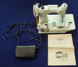 Singer 221 Featherweight Sewing Machine – White – Non - Functional