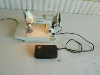 Vintage Singer White Featherweight Model 221k Sewing Machine W/pedal Shape