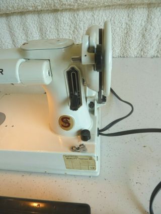 Vintage Singer White Featherweight Model 221K Sewing Machine w/Pedal Shape 3