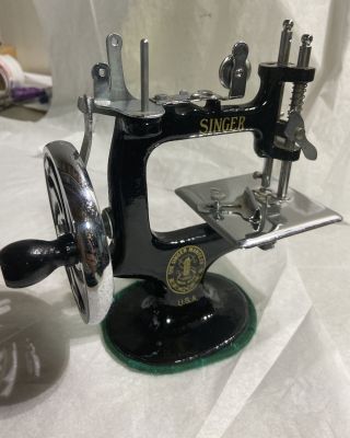 Singer Model No 20 Vintage 1920s Mini Childs Hand Crank Sewing Machine Salesman