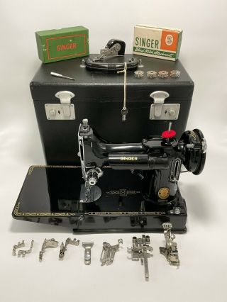 Pristine Singer U.  K.  Featherweight 221k Sewing Machine Serviced Key