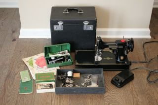 Singer 221 - 1 Featherweight Sewing Machine W Case Accessories