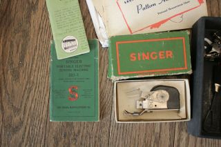 Singer 221 - 1 Featherweight Sewing Machine w Case Accessories 3