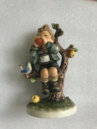 Goebel Hummel Figurine " An Apple A Day " 403 6 3/8 Inch 1974