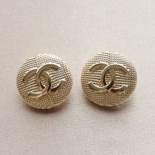 Set Of 2 Chanel Buttons,  22mm,  Gold,  Stamped