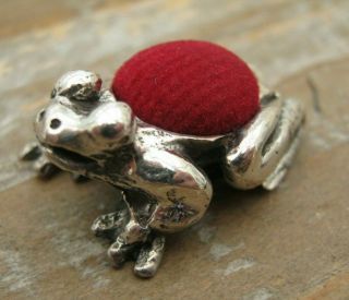 A Sweet Birmingham Hallmarked Sterling Silver Novelty Toad / Frog Pin Cushion