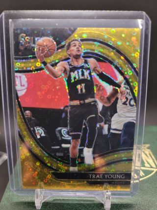 2020 - 21 Panini Select Trae Young Gold Disco Prizm Courtside Ssp 1/10 Hawks