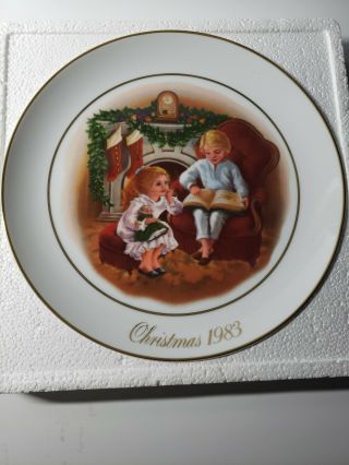 1983 Avon Christmas Memories Plate “enjoying The Night Before.  ” 22k Gold Trim