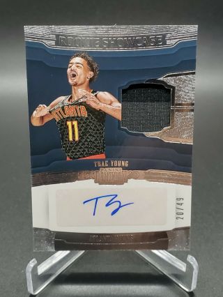 2018 - 19 Panini Dominion Trae Young Rookie Showcase Patch Auto /49 Hawks Rookie