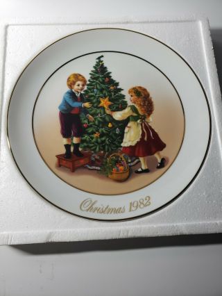 Avon 1982 Christmas Memories Plate,  Keeping The Christmas Traditions