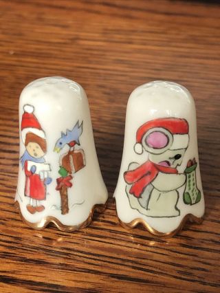 Thimbles 2 Hand Painted Porcelain Christmas Carolers And Mouse With Stocking Gjk