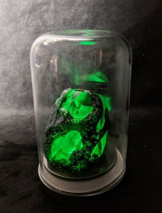Smallville - 60mm Illuminated Kryptonite Sample In Glass Display Container