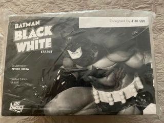 DC Direct - Batman Black & White - 1st ED - Jim Lee Statue - No 3047 of 5600 3